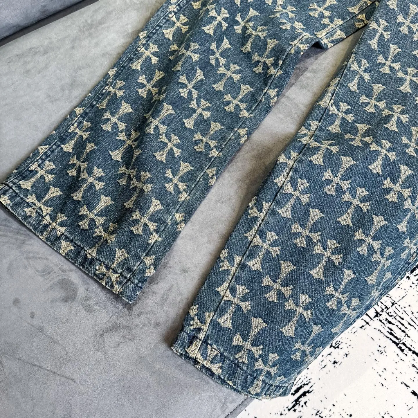 P220 Chrome Hearts｜Chrome Hearts CH all-over jacquard bootcut jeans - the same style as those of Internet celebrities. Cross-printed jeans, with unique cross design elements and all-over printing, full of design sense. It is made of 100% denim cotton fabric with heavy coarse yarn count, which ensures a stiff and tough silhouette while being soft, comfortable and breathable. The lapel is designed with silver buttons and is full of texture.  The classic dark yellow cross logo is all over the pants. They are generous and full of personality without being exaggerated. They are perfect for spring and summer!    Custom hardware! Same style for couples!  The three standards are complete, and the non-market version of the same style for men and women is free to compare and the quality is absolutely guaranteed. Size: 28/30/32/34/36 (s-xxl) Waist: 72/77/82/87/92 Knee: 55/56.5/58/59.5/61 Pants length: 103.5/105.5/107.5/109.5/111.5